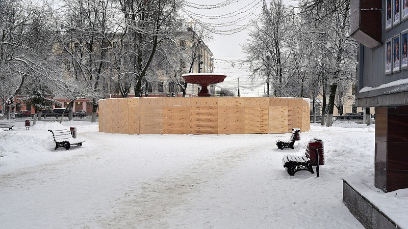 На Театральной площади начали собирать главную ёлку города На Театральной площади начали собирать главную ёлку города