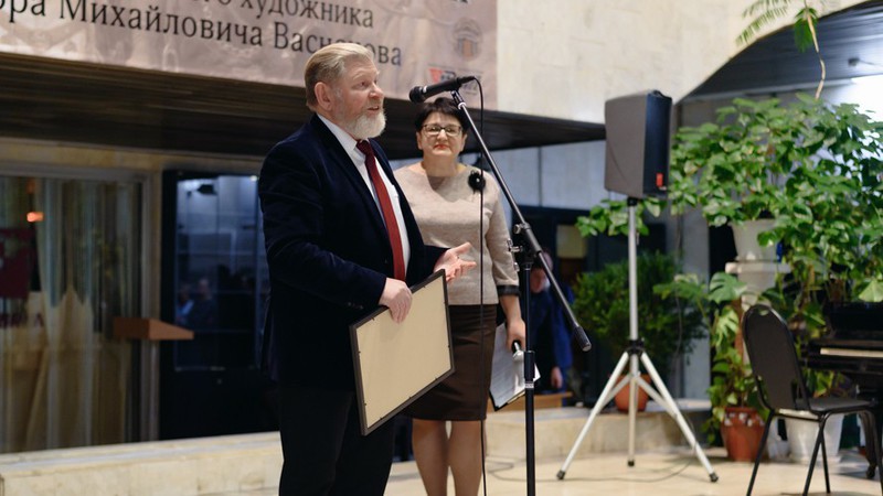 Всё дело в размере: в Кирове открылась выставка «Большая картина» Всё дело в размере: в Кирове открылась выставка «Большая картина»