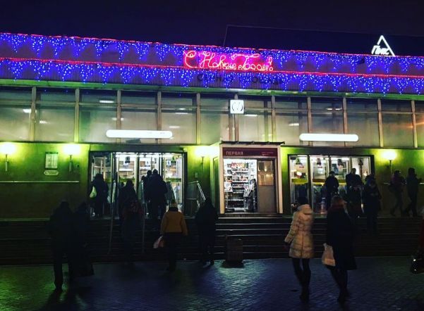 Петербургское метро начали украшать к Новому году Петербургское метро начали украшать к Новому году