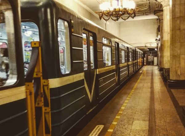 Смольный утвердил ночной режим работы метро в праздники