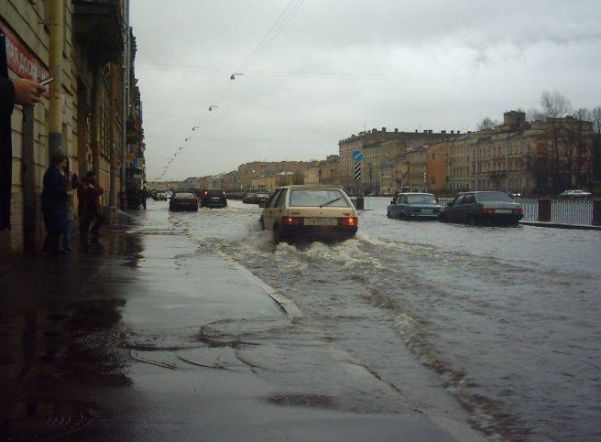 Створы дамбы закрыли из-за угрозы наводнения Створы дамбы закрыли из-за угрозы наводнения