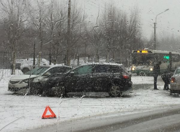 Первый снежный день обошелся Петербургу в 413 дорожных аварий Первый снежный день обошелся Петербургу в 413 дорожных аварий