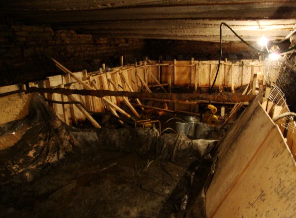 Дом на 9-й Советской трещит по швам из-за затопленного подвала
