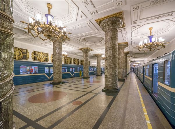 Еще на двух станциях метро появились помощники для инвалидов и пенсионеров