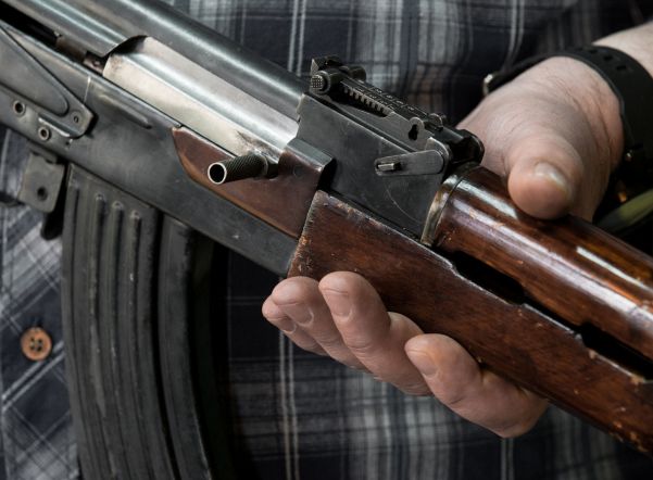 В Петербурге пьяный мужчина устроил стрельбу по прохожим из Калашникова