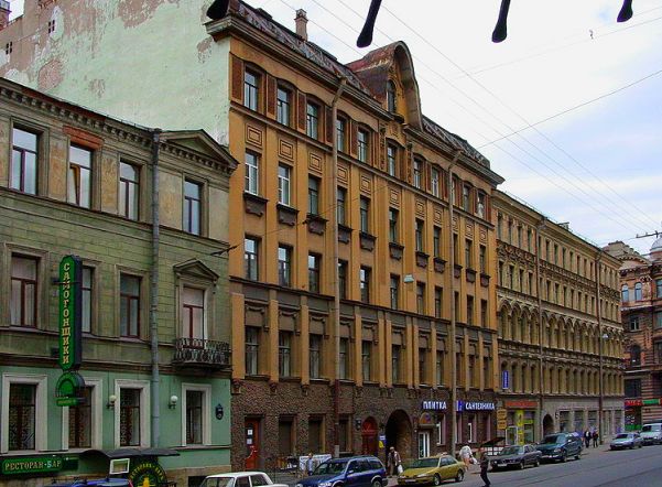 Жильцов дома на улице Некрасова эвакуируют из-за трещины в здании Жильцов дома на улице Некрасова эвакуируют из-за трещины в здании