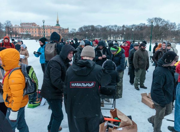 На Марсовом поле собралось более 1500 человек в поддержку Навального (ФОТО) На Марсовом поле собралось более 1500 человек в поддержку Навального (ФОТО)
