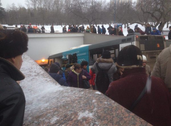 В Москве автобус влетел в подземный пешеходный переход, есть погибшие
