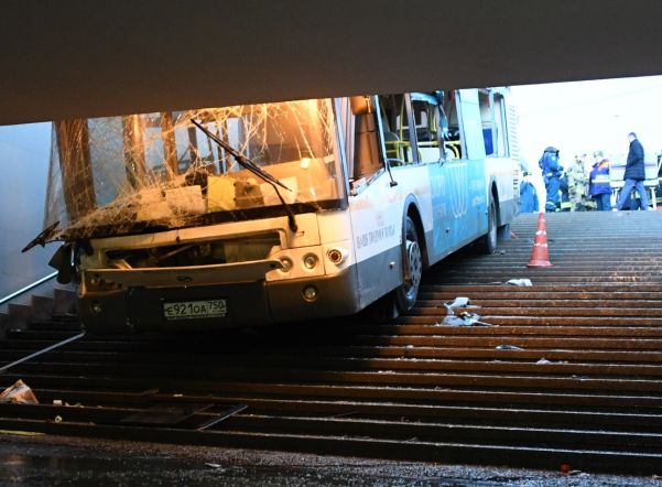 Четыре человека погибли в ДТП с автобусом в Москве Четыре человека погибли в ДТП с автобусом в Москве