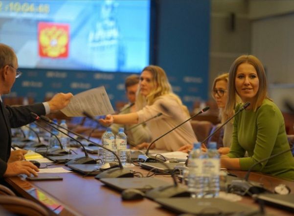 Ксения Собчак подала в ЦИК документы на выдвижение в президенты Ксения Собчак подала в ЦИК документы на выдвижение в президенты