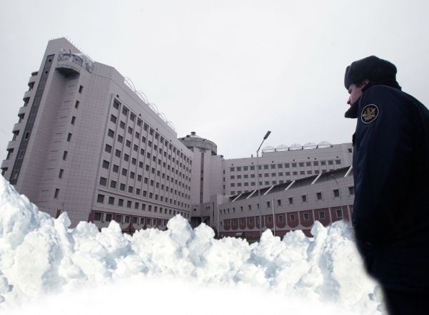 У входа в «Кресты-2» выстроилась огромная очередь