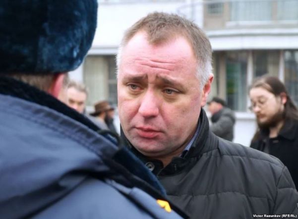 Лидера дальнобойщиков Петербурга задержали сразу после освобождения Лидера дальнобойщиков Петербурга задержали сразу после освобождения