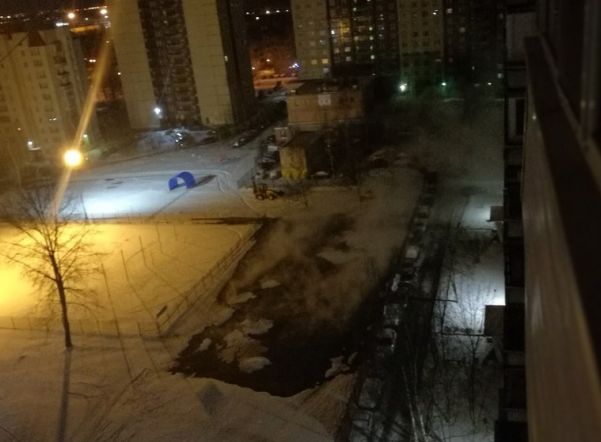 В Рыбацком прорвало трубу с холодной водой В Рыбацком прорвало трубу с холодной водой