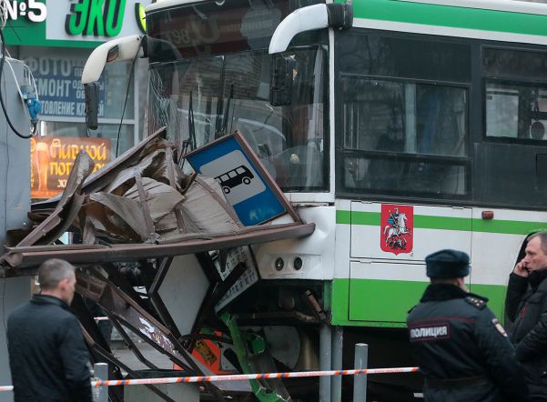 Водитель въехавшего в остановку в Москве автобуса уходил от аварии с такси Водитель въехавшего в остановку в Москве автобуса уходил от аварии с такси