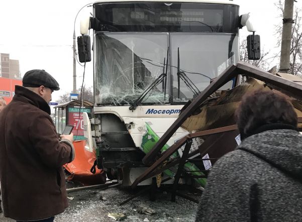 В Москве автобус въехал в остановку, есть погибшие В Москве автобус въехал в остановку, есть погибшие