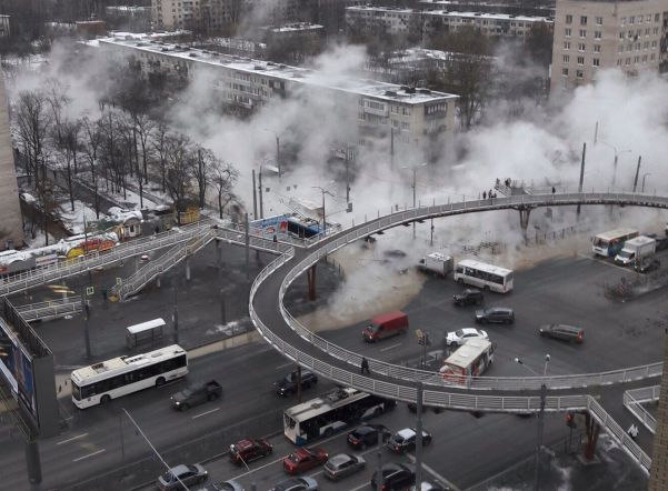 Перекресток Славы и Будапештской заволокло паром из лопнувшей трубы Перекресток Славы и Будапештской заволокло паром из лопнувшей трубы