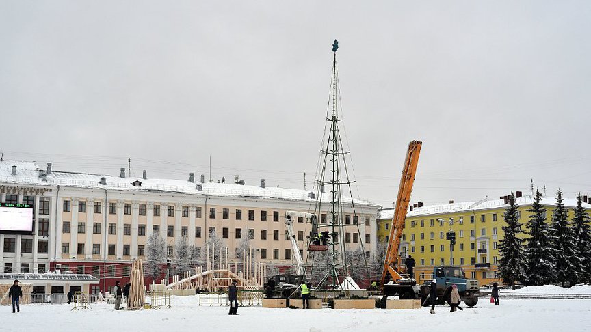 На Театральной площади начали собирать главную ёлку города